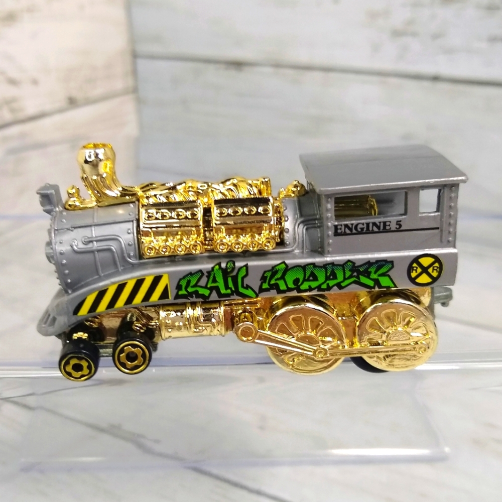Mattel Hot Wheels 1995 RAIL RODDER Engine 5 Plastic Gray Gold Toy Train Engine